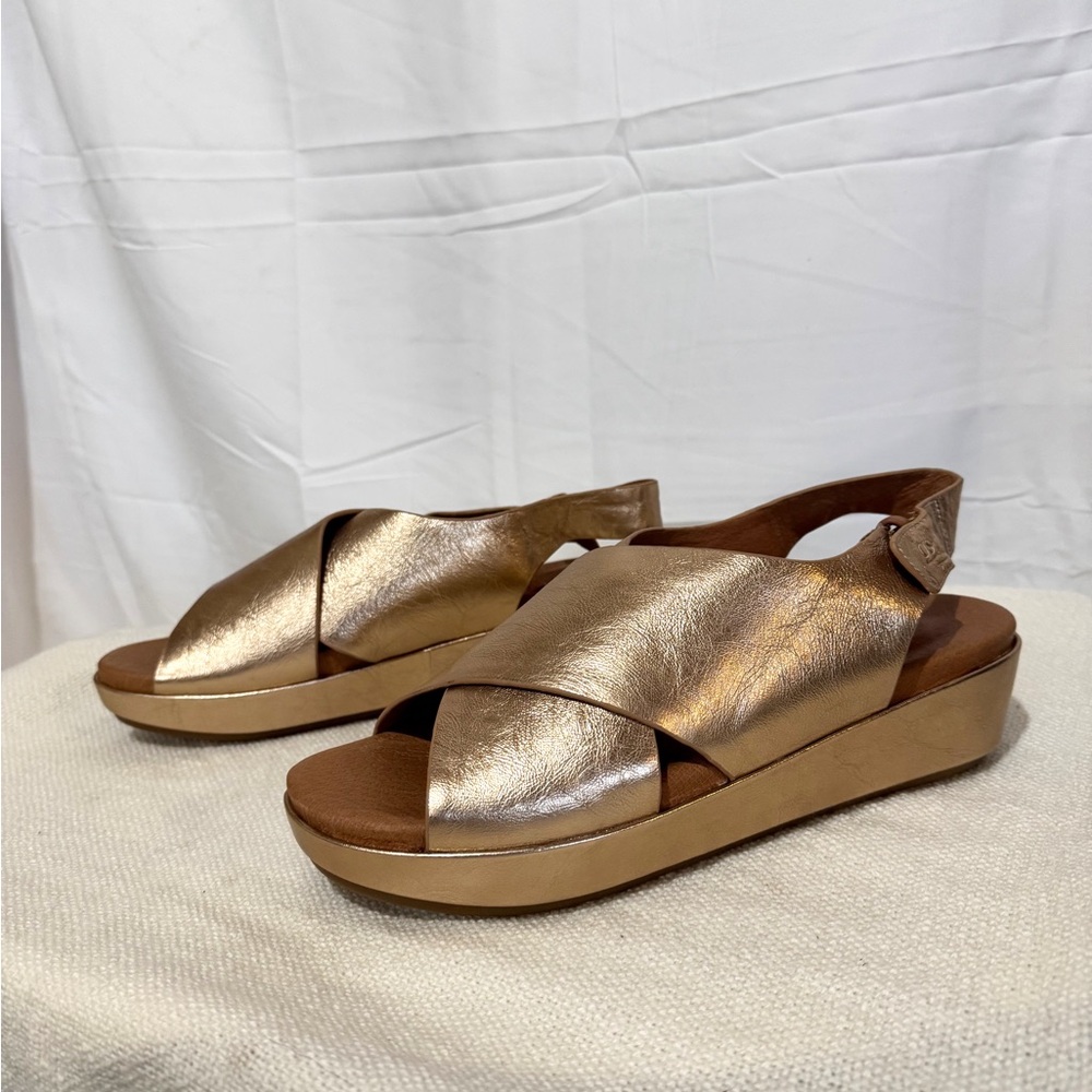 Kenneth Cole rode gold sandals